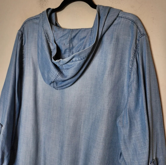 Chico's Zenergy chambray lace up hooded blue top. Roll tab sleeves. Size 3 -16/L - Picture 4 of 16
